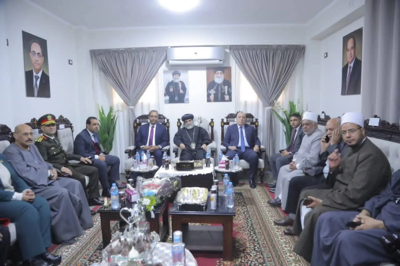 محافظ قنا يهنئ الأقباط باحتفالات عيد الميلاد بمطرانية الأرثوذكس 75 - جريدة المساء