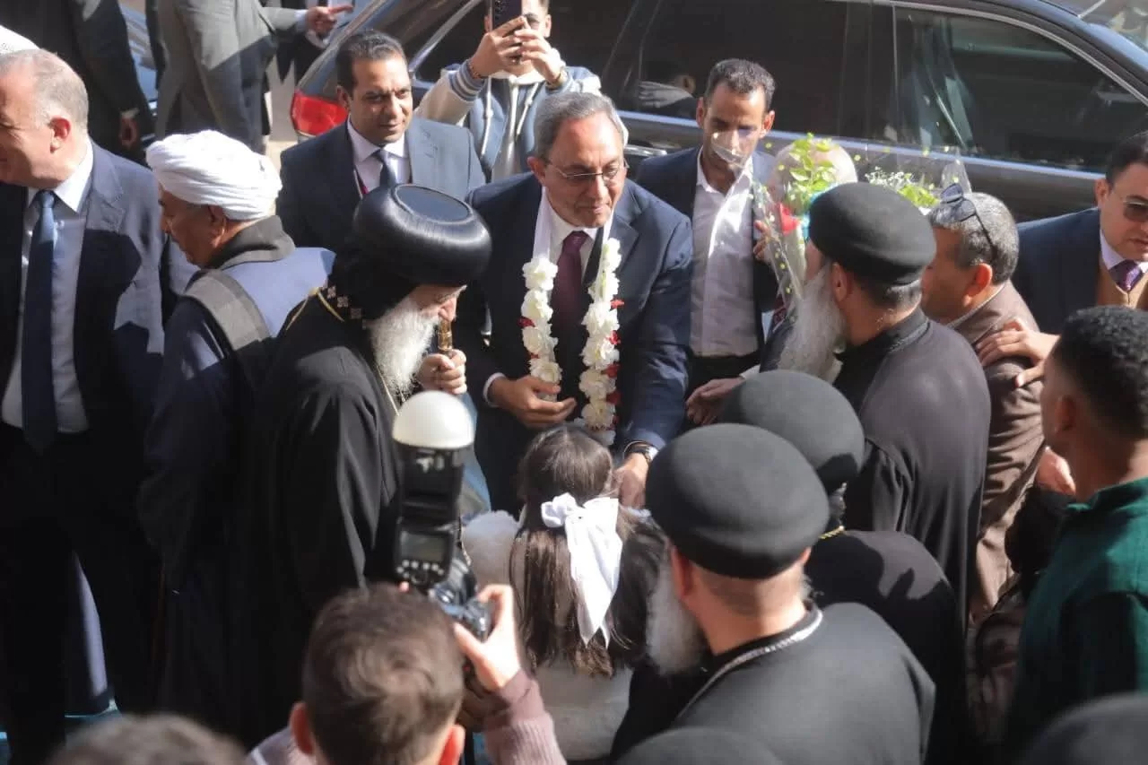 محافظ قنا يشارك أقباط قوص فرحتهم بعيد الميلاد 25 - جريدة المساء