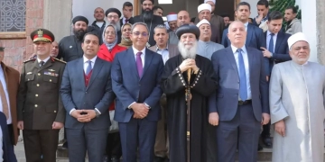 محافظ قنا يشارك أقباط قوص فرحتهم بعيد الميلاد 1 - جريدة المساء