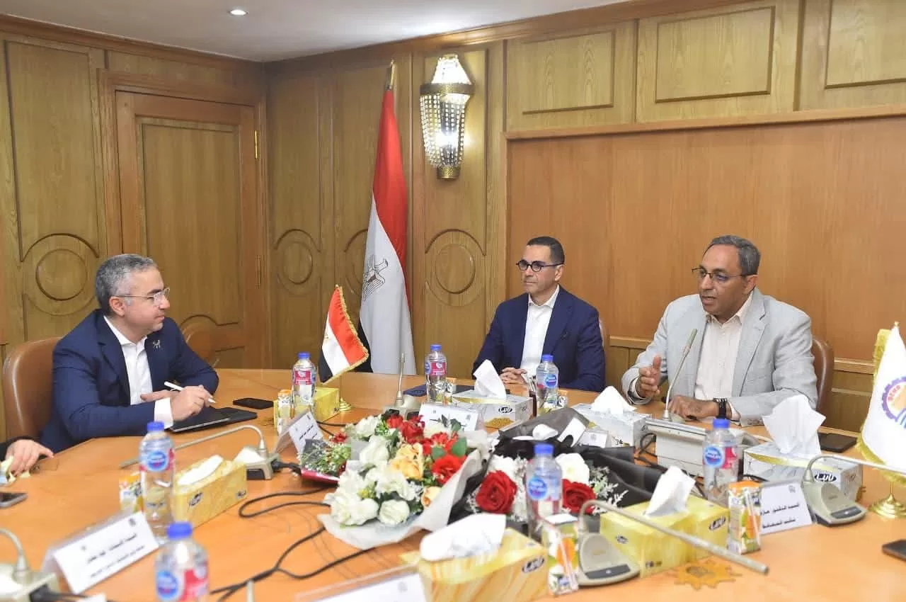 وزير الاستثمار والتجارة الخارجية يناقش مع محافظ قنا الفرص الاستثمارية بالمحافظة  25 - جريدة المساء