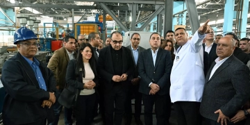 رئيس الوزراء يتفقد خط الإنتاج الجديد لـ "السلك" بشركة مصر للألومنيوم بطاقة 60 ألف طن سنويًا 1 - جريدة المساء