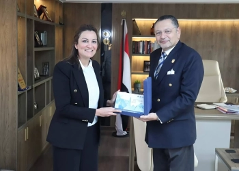 نائب محافظ الجيزة تتسلم دليل هوية المحافظة من نائب رئيس جامعة القاهرة