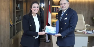 نائب محافظ الجيزة تتسلم دليل هوية المحافظة من نائب رئيس جامعة القاهرة