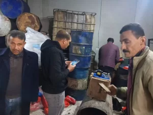 ضربة رقابية جديدة.. تشميع مصنع غير مرخص لإعادة تدوير زيوت السيارات بحدائق العاشر وضبط منتجات مغشوشة 51 - جريدة المساء