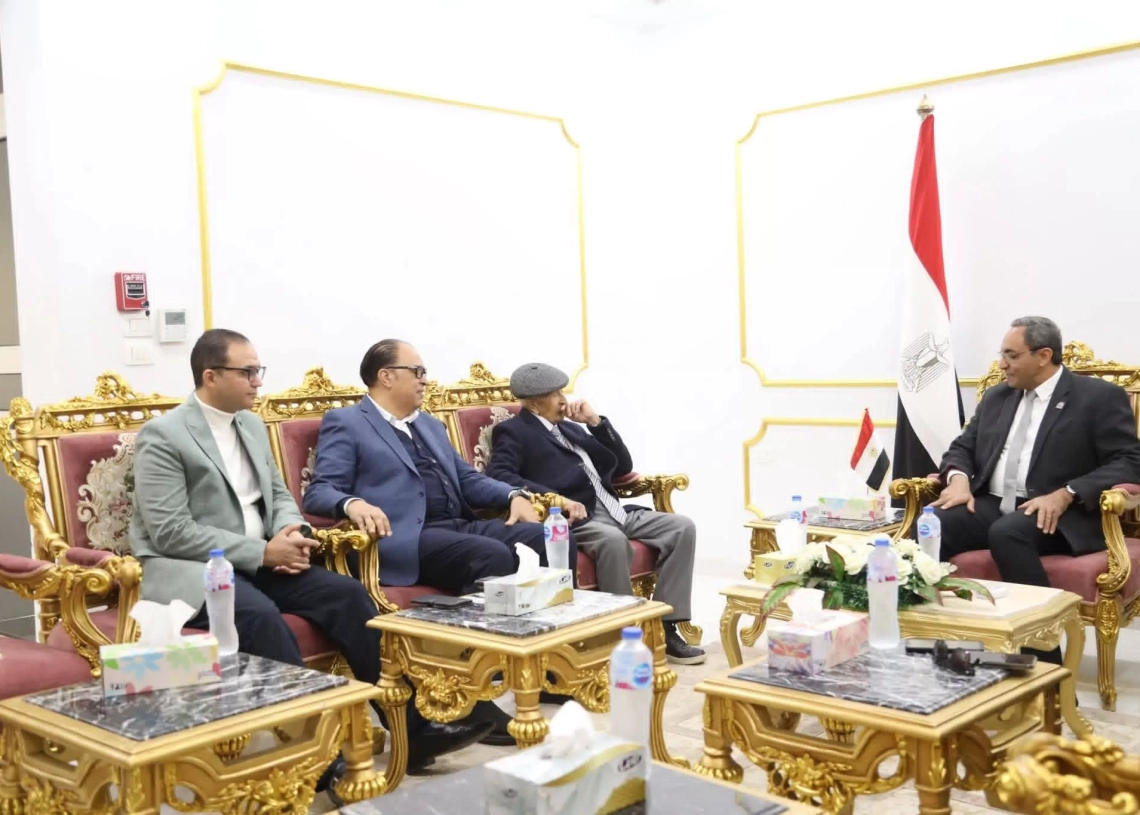 محافظ قنا والإذاعي فهمي عمر يناقشان دور الإعلام في دعم التنمية 18 - جريدة المساء