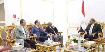 محافظ قنا والإذاعي فهمي عمر يناقشان دور الإعلام في دعم التنمية 1 - جريدة المساء