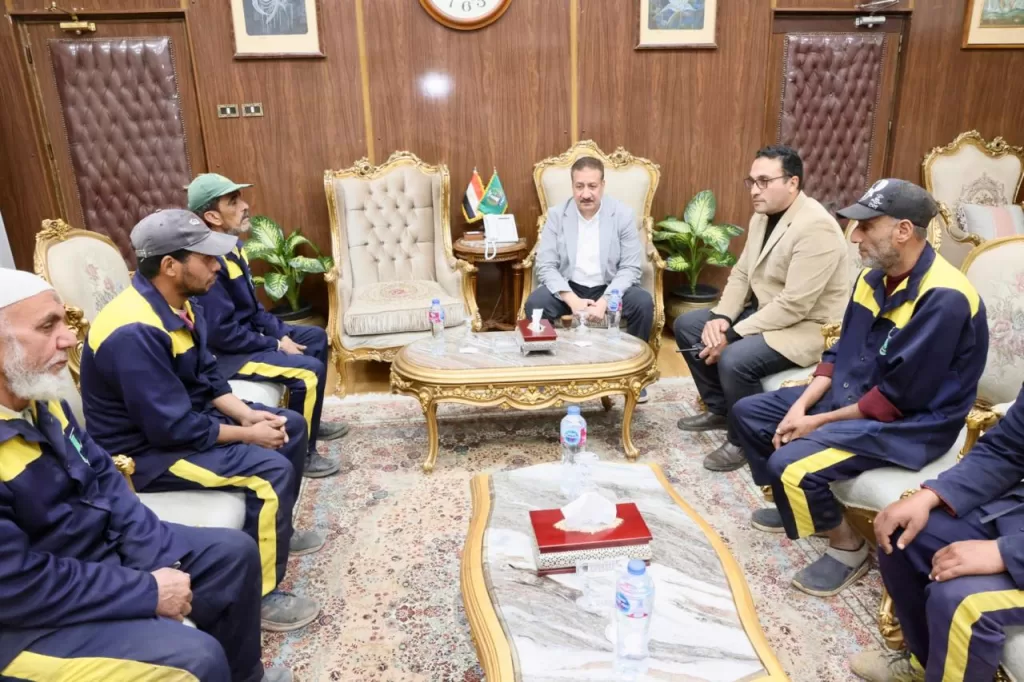 المنوفية: المحافظ يلتقى عمال النظافة بشبين الكوم ويوجه بصرف مساعدات لهم 21 - جريدة المساء المنوفية: المحافظ يلتقى عمال النظافة بشبين الكوم ويوجه بصرف مساعدات لهم 20 - جريدة المساء