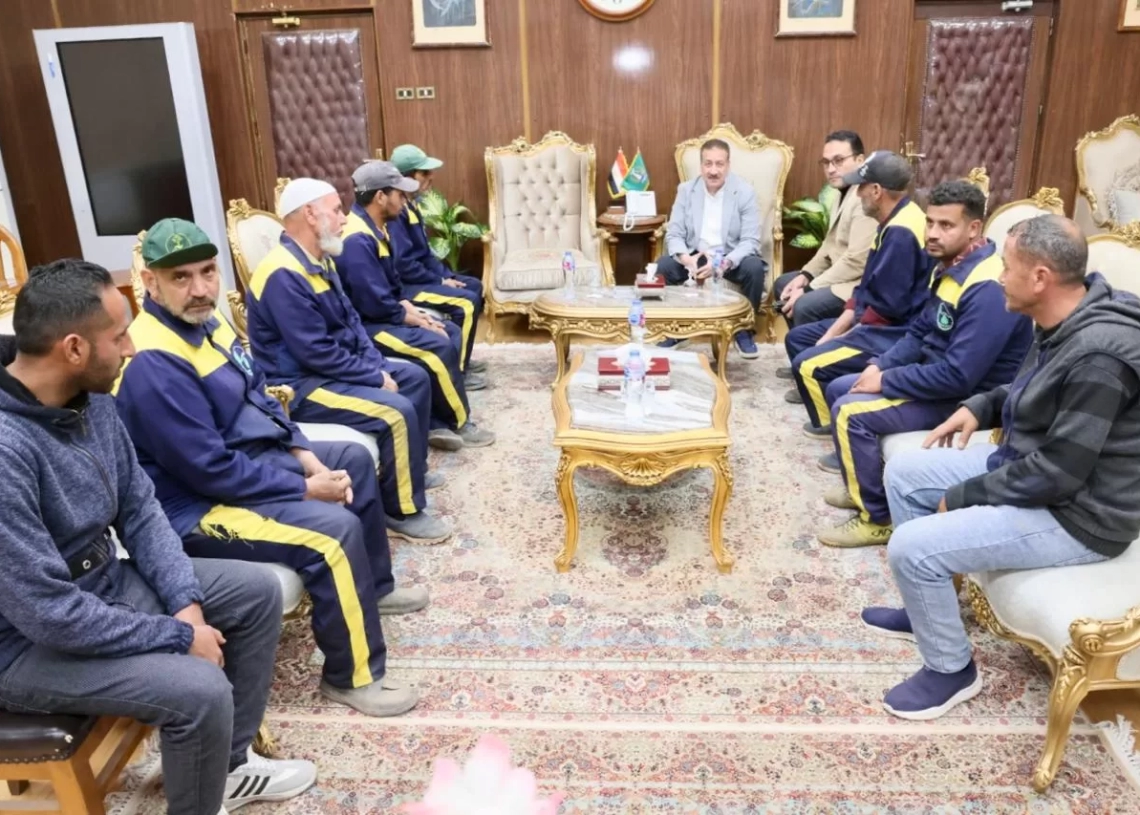 المنوفية: المحافظ يلتقى عمال النظافة بشبين الكوم ويوجه بصرف مساعدات لهم 18 - جريدة المساء