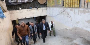 محافظ الجيزة يكلف بإقامة نقطة ثابتة لشرطة المرافق لمنع تجاوزات الباعة الجائلين بشارع العريش 1 - جريدة المساء