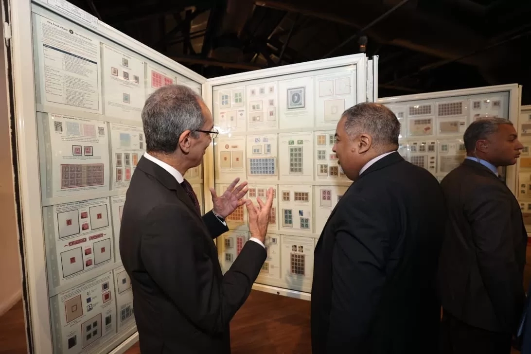 د.عمرو طلعت يتفقد أجنحة معرض الرواد لهواة جمع الطوابع 19 - جريدة المساء