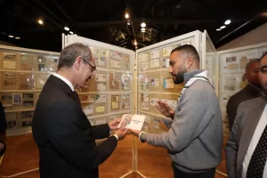 د.عمرو طلعت يتفقد أجنحة معرض الرواد لهواة جمع الطوابع 23 - جريدة المساء