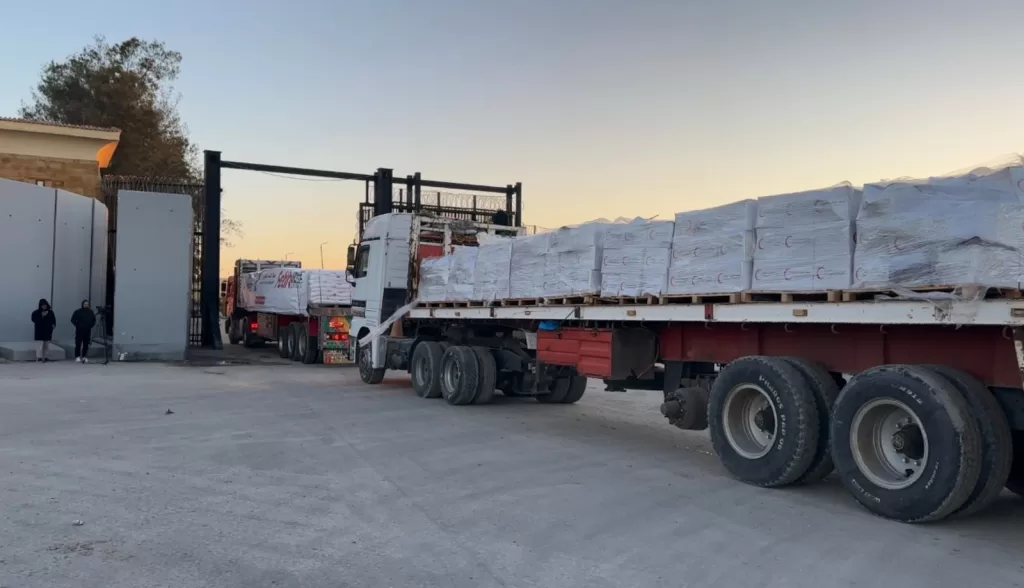 الهلال الأحمر يمد غزة بـ 6700 طن مساعدات غذائية ومستلزمات شتوية جديدة 23 - جريدة المساء