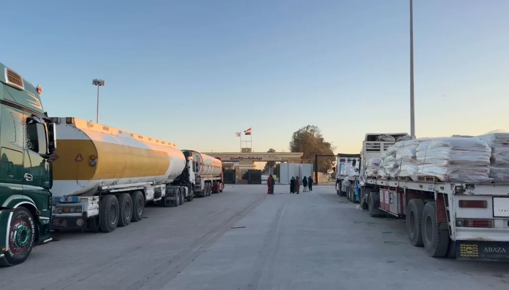 الهلال الأحمر يمد غزة بـ 6700 طن مساعدات غذائية ومستلزمات شتوية جديدة 21 - جريدة المساء