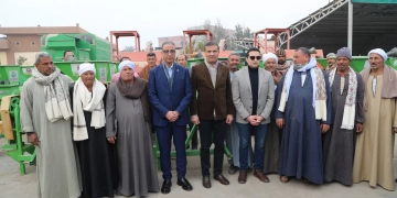 وزير الزراعة ومحافظ الفيوم يوزعان 15 "فراطة ذرة" على صغار المزارعين بالمحافظة.. 2 - جريدة المساء وزير الزراعة ومحافظ الفيوم يوزعان 15 "فراطة ذرة" على صغار المزارعين بالمحافظة.. 1 - جريدة المساء