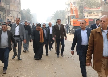 وزير الزراعة يقطع 2 كيلومتر سيراً على الأقدام لإنصاف مزارع في الفيوم بعد شكوى عدم حصوله على حصته من الأسمدة 22 - جريدة المساء