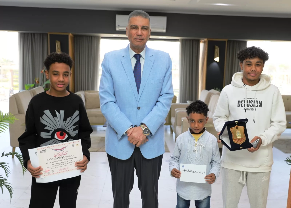 فى لفتة إنسانية .. محافظ أسوان يكرم أسرة أحد شهداء العمل بديوان المحافظة 19 - جريدة المساء