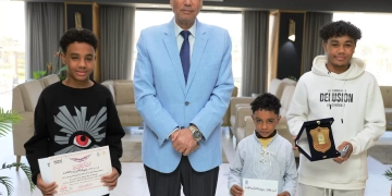 فى لفتة إنسانية .. محافظ أسوان يكرم أسرة أحد شهداء العمل بديوان المحافظة 1 - جريدة المساء