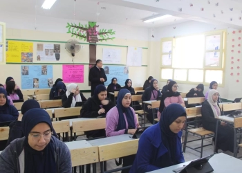 مدير " تعليم الجيزة " يتفقد امتحانات أولى ثانوي في مادة البرمجة ببولاق الدكرور 61 - جريدة المساء