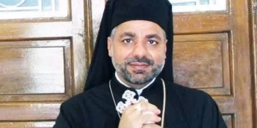 محافظ قنا يهنئ الأنبا عمانوئيل مطران الأقباط الكاثوليك بالأقصر بعيد الميلاد المجيد 1 - جريدة المساء