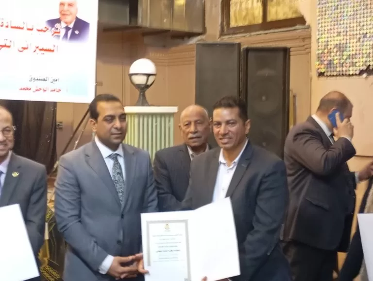 تكريم مدير مدرسة تحيا مصر1 الرسمية للغات بقنا 21 - جريدة المساء