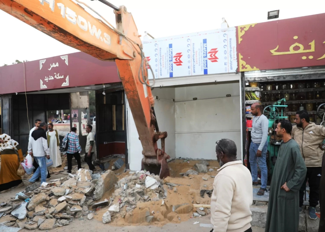 محافظ أسوان يكلف نائبه بقيادة حملة لإزالة الأكشاك العشوائية بمنطقة السيل للحفاظ على سلامة المواطنين من أى حوادث مستقبلية 18 - جريدة المساء