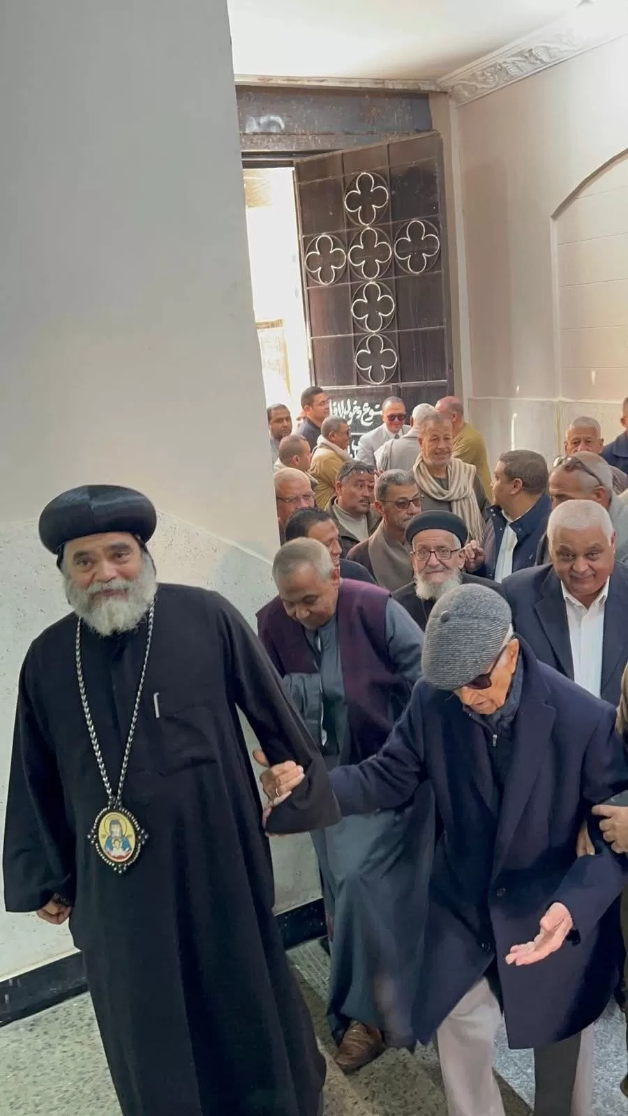 شيخ الإذاعيين يهنئ أقباط نجع حمادي بعيد الميلاد المجيد 29 - جريدة المساء