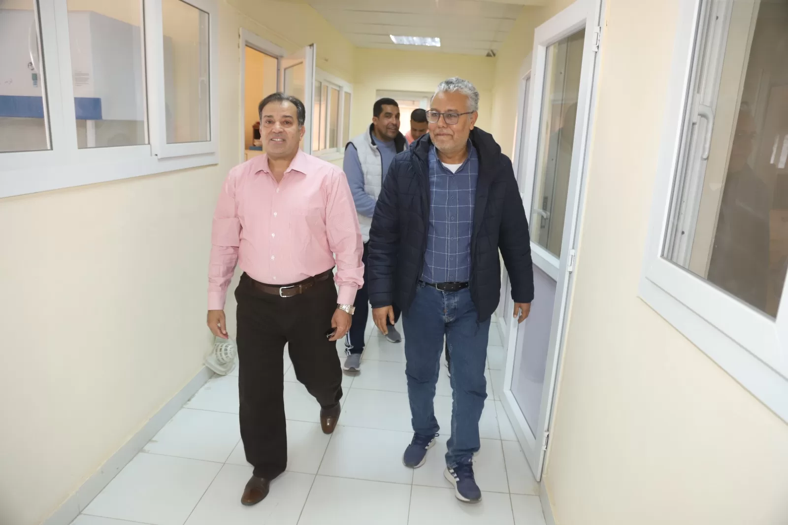 رئيس جامعة قنا يتفقد وحدة المعامل البحثية ويشيد بدورها في دعم البحث العلمي 21 - جريدة المساء