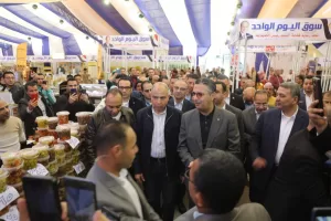 سلع مخفضة ودعم للصناعة الوطنية.. فاروق وكدواني يفتتحان سوق اليوم الواحد 22 - جريدة المساء