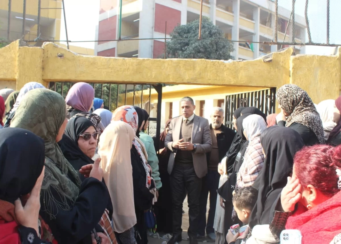 وكيل وزارة التعليم بالجيزة يتحدث إلي أولياء الأمور بعد متابعة الامتحانات