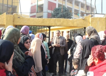 وكيل وزارة التعليم بالجيزة يتحدث إلي أولياء الأمور بعد متابعة الامتحانات