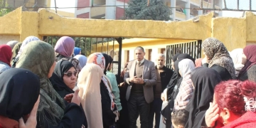 وكيل وزارة التعليم بالجيزة يتحدث إلي أولياء الأمور بعد متابعة الامتحانات