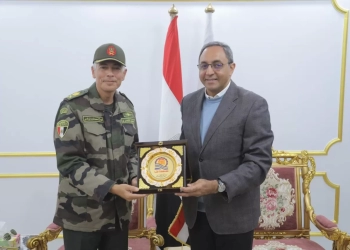 محافظ قنا يستقبل قائد الفرقة 15 دفاع جوي بالأقصر 51 - جريدة المساء