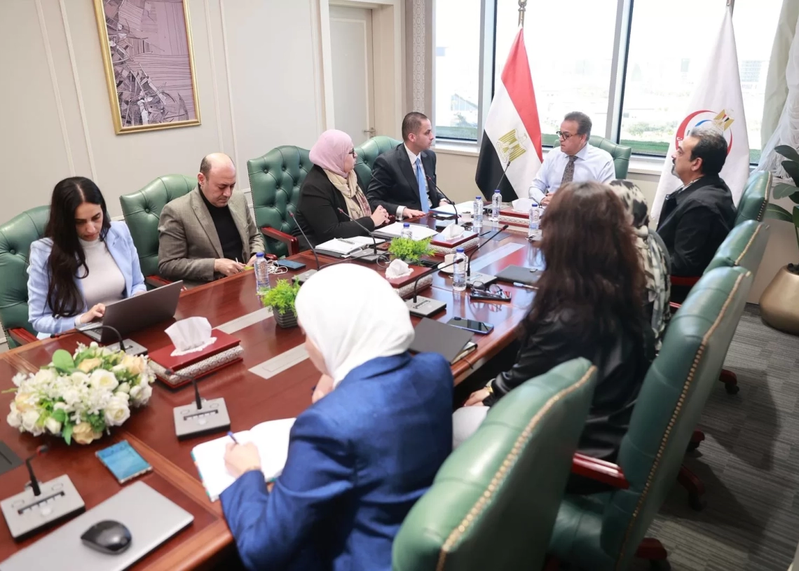 وزير الصحة مع مجلس إدارة مستشفى جوستاف روسي لعلاج الأورام لبحث ملفات العمل وتطوير الخدمات الطبية المقدمة للمواطنين 18 - جريدة المساء