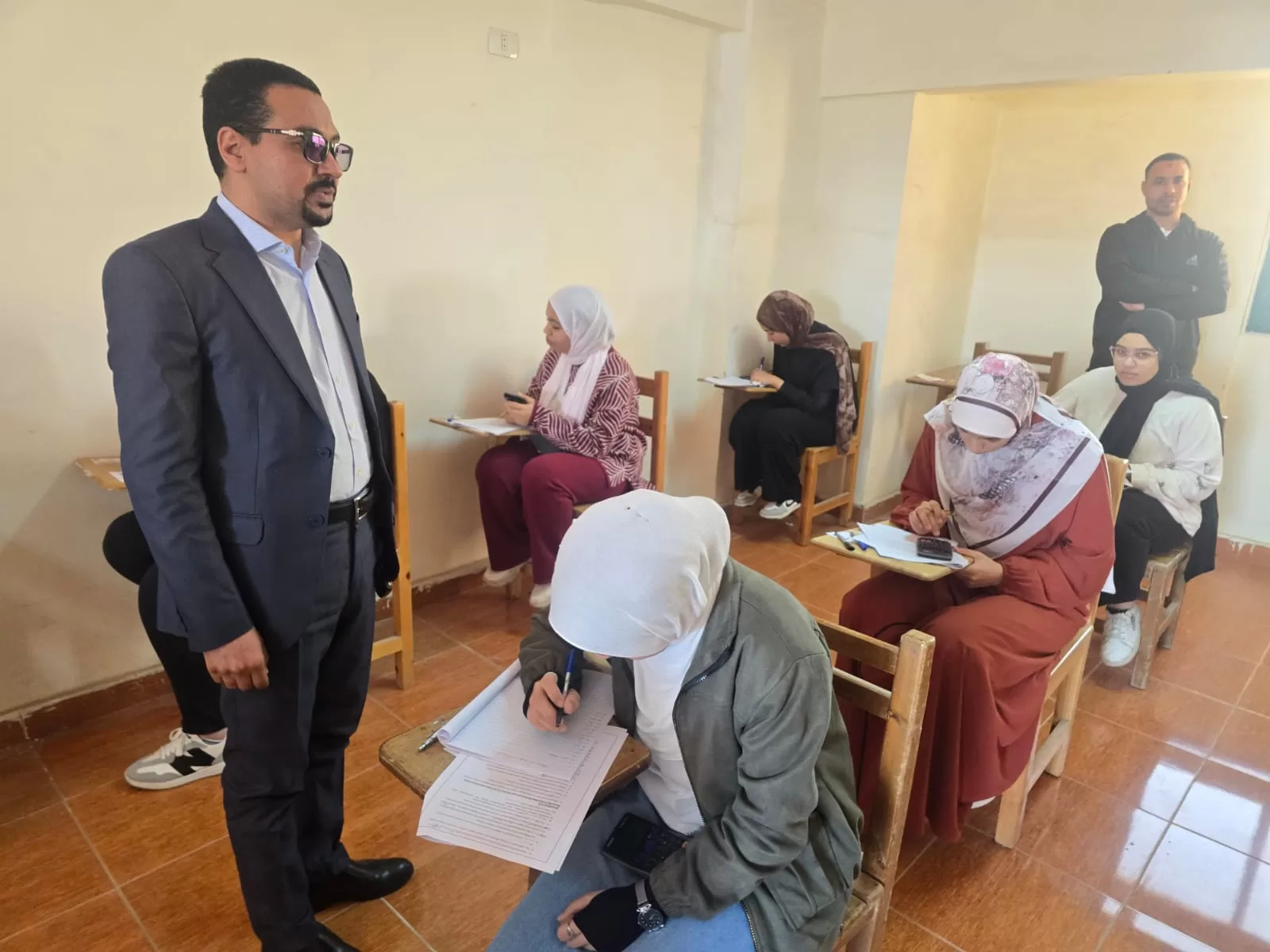 انتهاء امتحانات الفصل الدراسي الأول بالمعهد الفني الصحي بقنا 37 - جريدة المساء