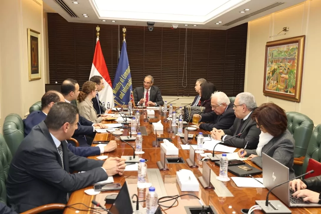 وزير الإتصالات وتكنولوجيا المعلومات يبحث مع سفير المملكة المتحدة بالقاهرة سبل التعاون المشترك 19 - جريدة المساء