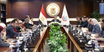 د.خالد عبدالغفار ناقش الخطة الاستثمارية لوزارة الصحة 1 - جريدة المساء