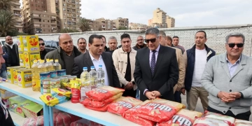 محافظ الجيزة يفتتح سوق اليوم الواحد في إمبابة 2 - جريدة المساء محافظ الجيزة يفتتح سوق اليوم الواحد في إمبابة 1 - جريدة المساء