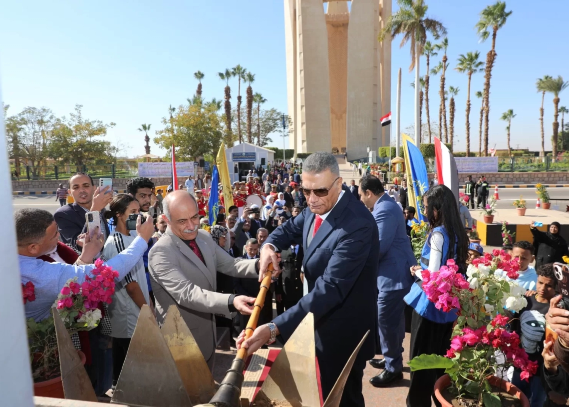 محافظ اسوان يقوم بإيقاد الشعلة أمام رمز الصداقة بمناسبة العيد القومي 19 - جريدة المساء