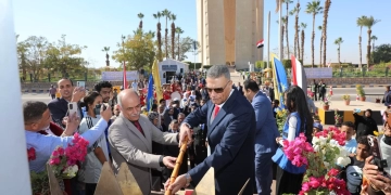 محافظ اسوان يقوم بإيقاد الشعلة أمام رمز الصداقة بمناسبة العيد القومي 1 - جريدة المساء