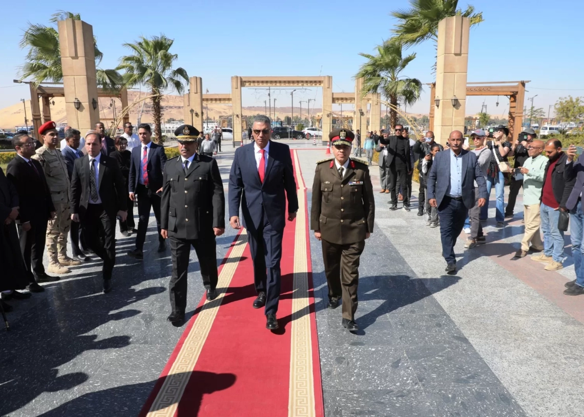 محافظ أسوان يضع إكليل الزهور على النصب التذكارى إحتفالات بالعيد القومى للمحافظة 18 - جريدة المساء