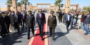 محافظ أسوان يضع إكليل الزهور على النصب التذكارى إحتفالات بالعيد القومى للمحافظة 1 - جريدة المساء