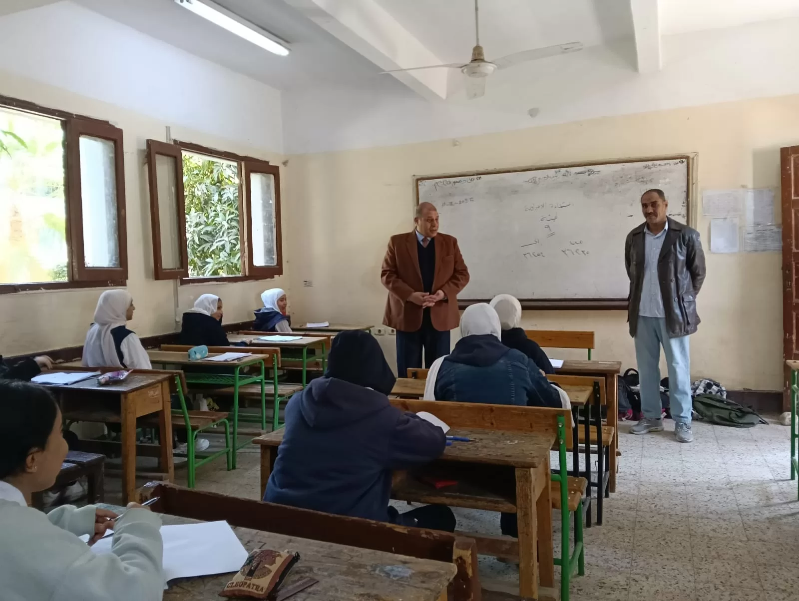 وكيل تعليم قنا يتابع لجان الإعدادية ويشدد على الانضباط ومنع الغش 41 - جريدة المساء