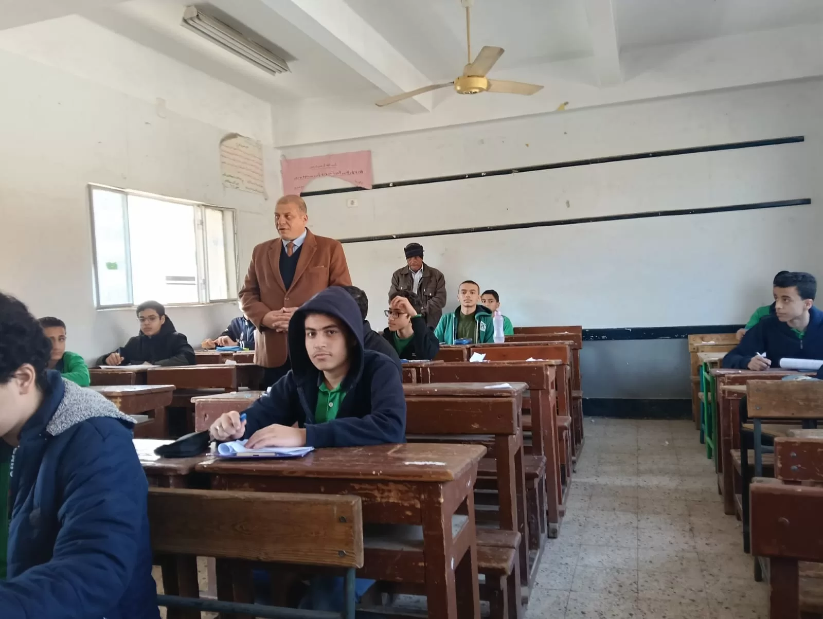 وكيل تعليم قنا يتابع لجان الإعدادية ويشدد على الانضباط ومنع الغش 39 - جريدة المساء