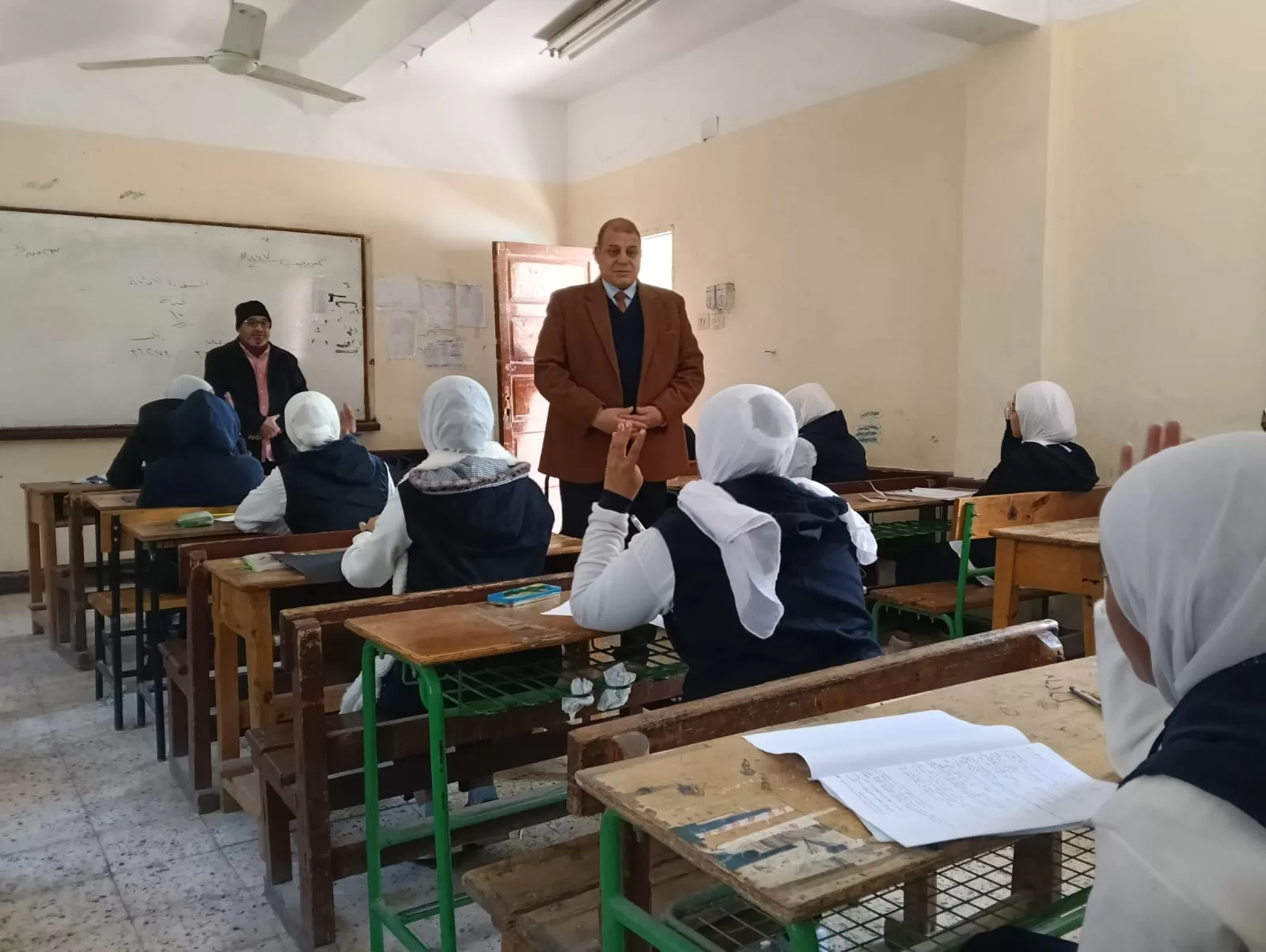 وكيل تعليم قنا يتابع لجان الإعدادية ويشدد على الانضباط ومنع الغش 35 - جريدة المساء