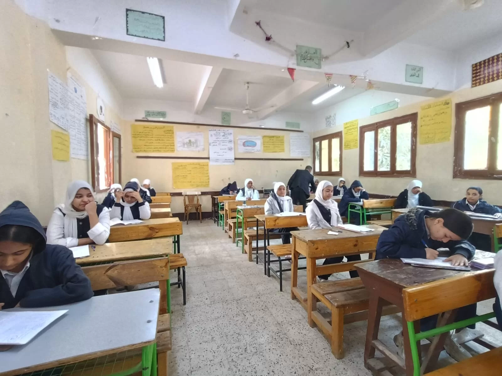 وكيل تعليم قنا يتابع لجان الإعدادية ويشدد على الانضباط ومنع الغش 31 - جريدة المساء