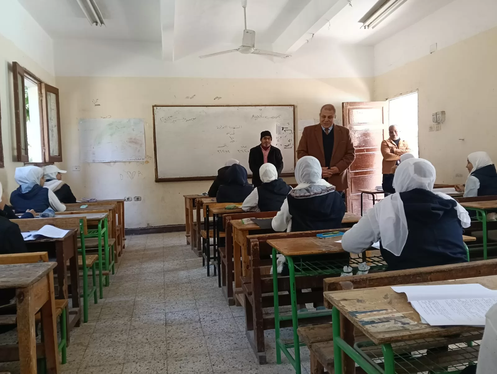 وكيل تعليم قنا يتابع لجان الإعدادية ويشدد على الانضباط ومنع الغش 25 - جريدة المساء