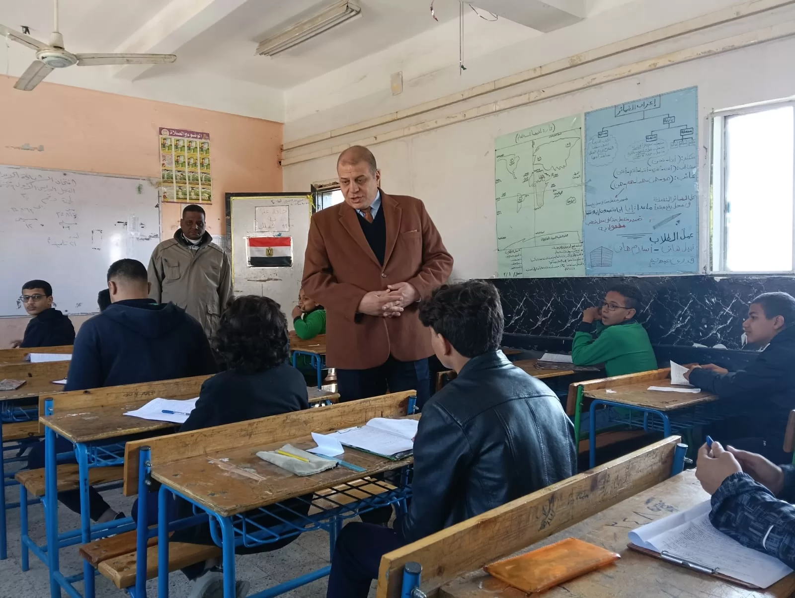 وكيل تعليم قنا يتابع لجان الإعدادية ويشدد على الانضباط ومنع الغش 23 - جريدة المساء