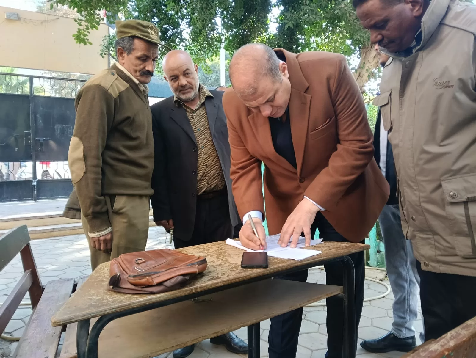 وكيل تعليم قنا يتابع لجان الإعدادية ويشدد على الانضباط ومنع الغش 19 - جريدة المساء