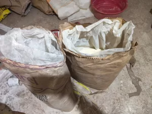 غلق منشأة مخالفة لتعبئة المكملات الغذائية مجهولة المصدر بالطالبية.. صور 29 - جريدة المساء
