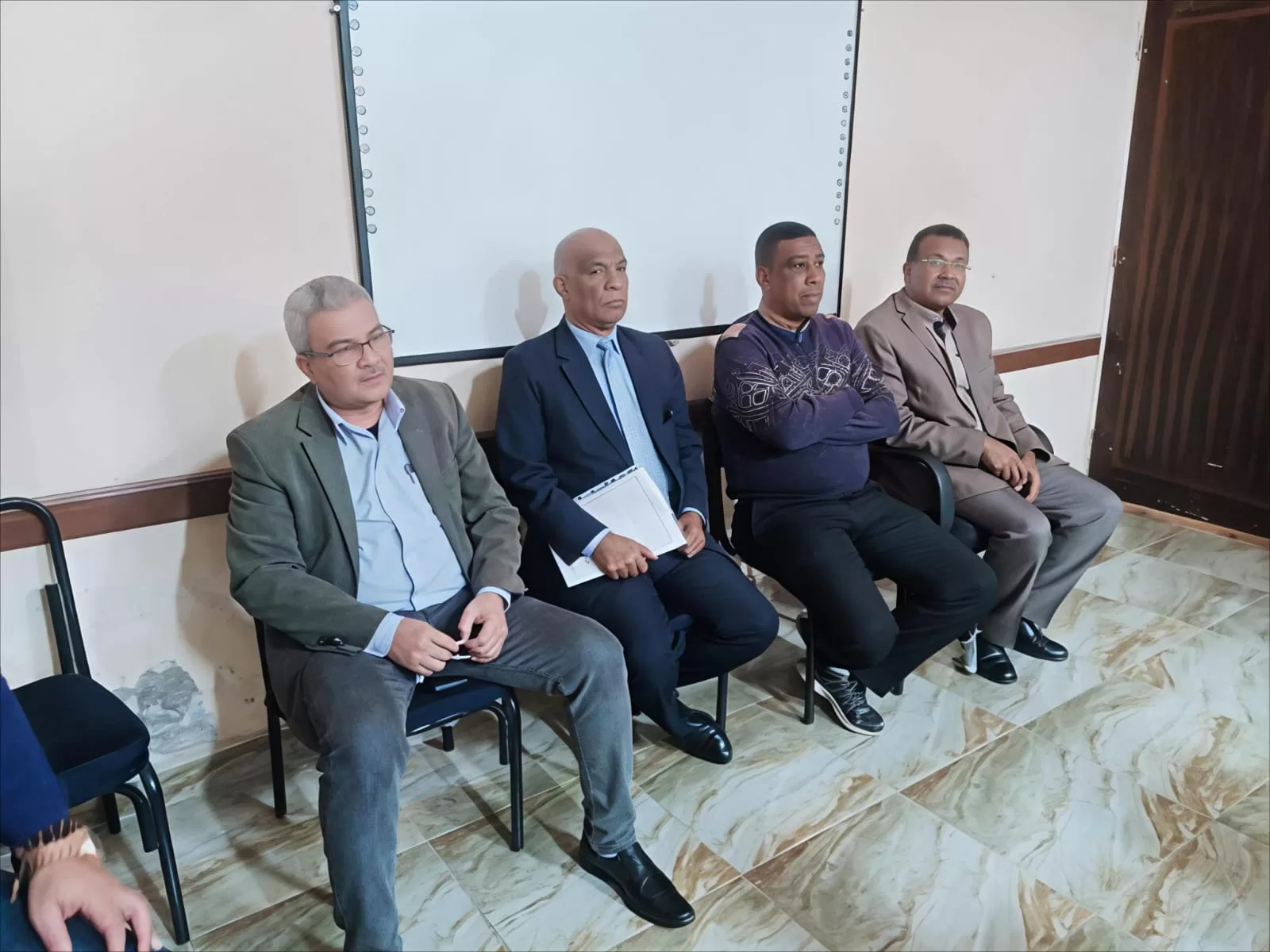 وكيل تعليم قنا يشدد على منع اصطحاب الهواتف المحمولة داخل اللجان للطلاب والمراقبين 26 - جريدة المساء وكيل تعليم قنا يشدد على منع اصطحاب الهواتف المحمولة داخل اللجان للطلاب والمراقبين 25 - جريدة المساء